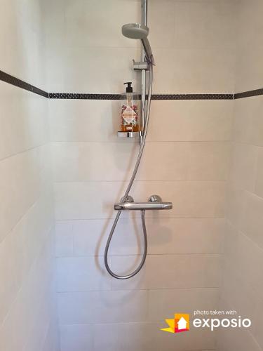 une douche dans une salle de bain avec une pomme de douche dans l'établissement Charmant appartement de 50m2 pour 2 personnes - terrasse et balcon, à Courchevel