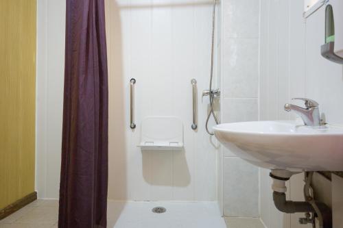a bathroom with a sink and a shower at Albergue Villa San Clemente in Tui