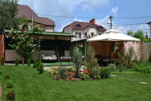 a backyard with a garden with an umbrella at Апартаменти Маяк in Odesa