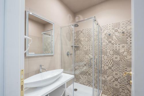 łazienka z umywalką i prysznicem w obiekcie Bramble Luxury Suites w Rzymie