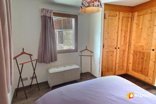 une chambre avec un lit et une fenêtre dans l'établissement Charmant appartement de 50m2 pour 2 personnes - terrasse et balcon, à Courchevel