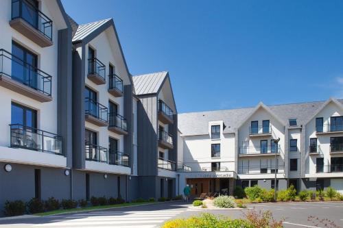 普雷讷夫昂德雷Studio proche de la mer à Pléneuf-Val-André的街道上一排公寓楼