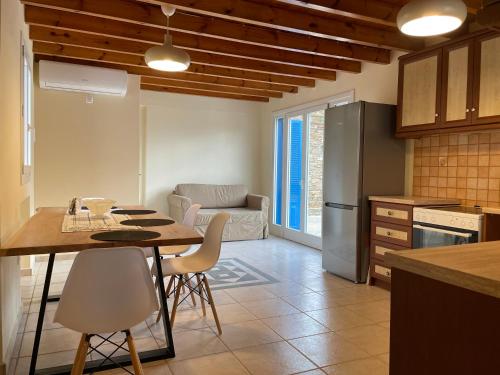 Una cocina o cocineta en Monolithos Villas