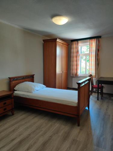 1 dormitorio con cama, escritorio y ventana en Hotel LG Wolfsburg, en Wolfsburg