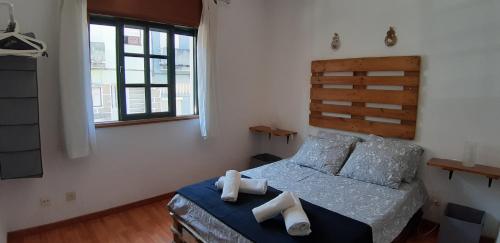 ein Schlafzimmer mit einem Bett mit zwei Handtüchern darauf in der Unterkunft Pretty house close to metro and wine cellars - host 8 in Vila Nova de Gaia