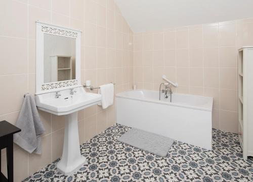 Kylpyhuone majoituspaikassa Daisys Cottage Barnabrow