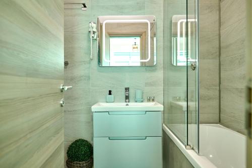 Ένα μπάνιο στο Blue Bamboo Apartment Spa Pools Resort and Parking