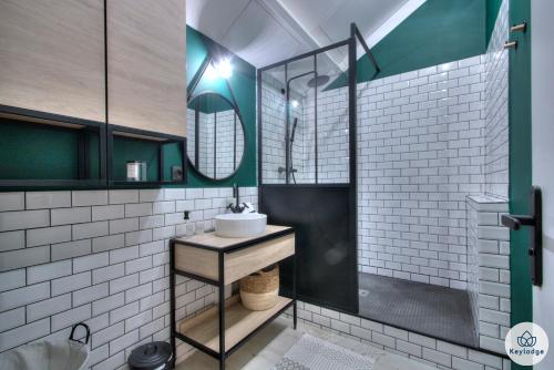 Ένα μπάνιο στο Apt - 4 pers - Petit Duc - Rénové - 44m² - Centre de Mont Rocquefeuil - Saint-Gilles les Bains