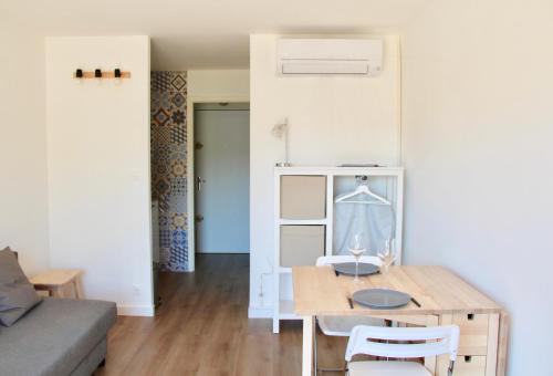 LE SERINITY - Studio 10 min des plages à pieds, wifi, parking, clim