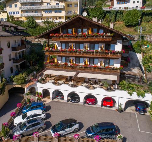 eine Luftansicht eines Hotels mit auf einem Parkplatz geparkt in der Unterkunft Pension Brunhild in St. Leonhard in Passeier