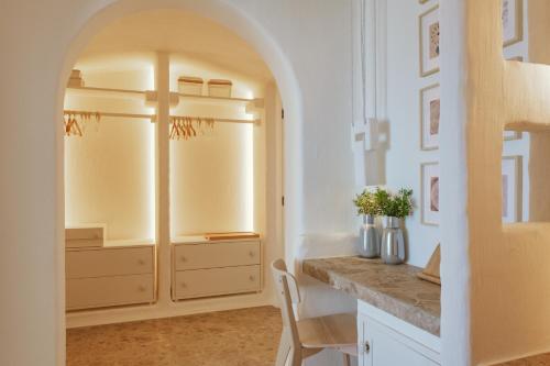 a kitchen with an archway and a counter with a cabinet at Masseria Borgo Ritella in Fasano