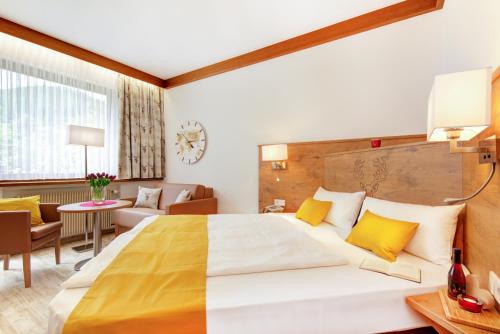 um quarto com uma cama grande e uma sala de estar em Gästehaus Gaiser em Baiersbronn