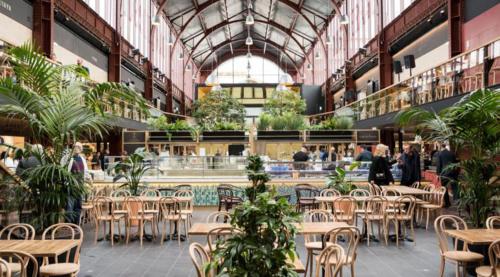 un restaurant avec des tables et des chaises et des personnes dans un bâtiment dans l'établissement Centre, deux pièces, calme, terrasse plein sud, à Nice