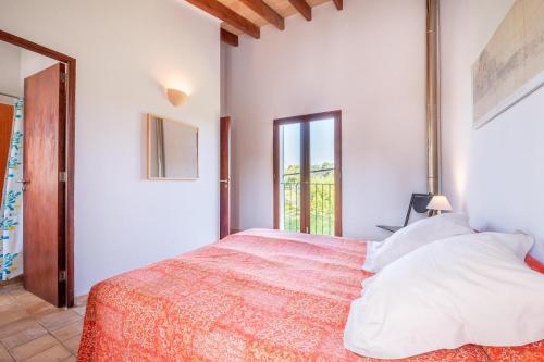 sypialnia z łóżkiem i oknem w obiekcie Apartamento Arco w mieście Costitx