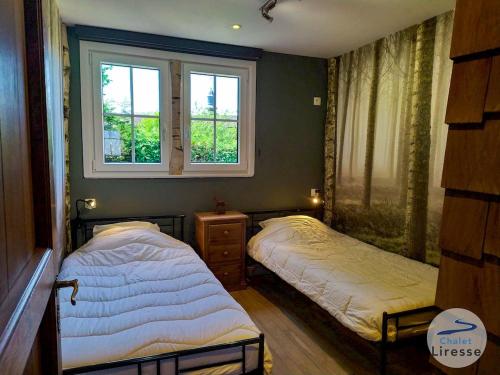 Una cama o camas en una habitación de Chalet la Liresse
