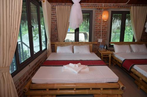 Giường trong phòng chung tại PuLuong BamBoo