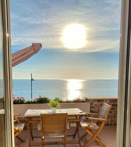 a table and chairs on a balcony with a view of the ocean at Appartamento Lamù in Santa Maria di Castellabate