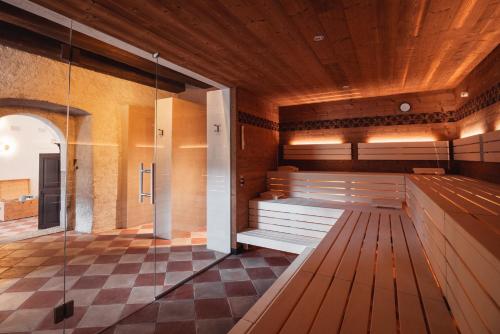 een sauna met een bank in een kamer bij Castel Maurn in San Lorenzo di Sebato