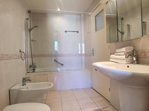 une salle de bain avec un lavabo, des toilettes et une douche dans l'établissement Nestor&Jeeves - OCEAN PROMENADE - Terrace with sea view - Spacious, à Nice