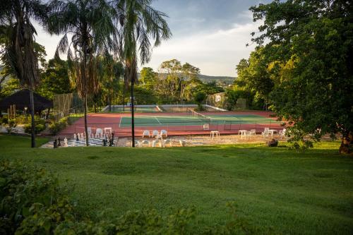 Tennis und/oder Squash in der Unterkunft Pousada dos Pireneus oder in der Nähe