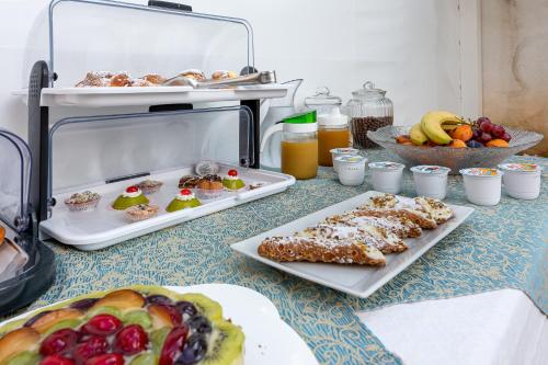 ein Tisch mit zwei Tabletts mit Essen auf in der Unterkunft Blueeyes in San Vito lo Capo