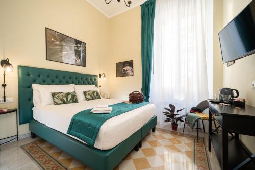 1 dormitorio con 1 cama grande y cabecero verde en Sweet Home Pigneto Guest House en Roma