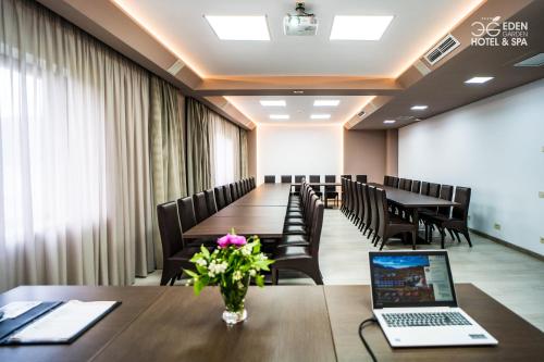 a conference room with a laptop on a table at Hotel Eden Garden Spa in Câmpulung Moldovenesc