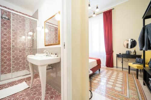 a bathroom with a sink and a shower at Sweet Home Pigneto Guest House in Rome