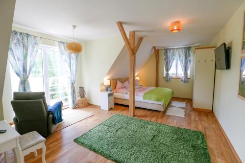 sypialnia z łóżkiem i zielonym dywanem w obiekcie Iseroase House Deluxe w mieście Pobiedna
