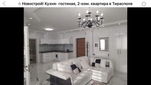 uma sala de estar com um sofá branco e um lustre em HPC Luxury Apartaments em Tiraspol