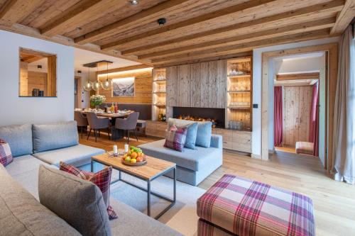 un soggiorno con divano e tavolo di Brunnenhof Luxury Apartments a Lech am Arlberg