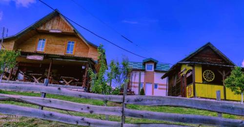 ein Holzhaus mit einem Zaun davor in der Unterkunft Kanjon Uvac in Sjenica