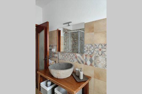 a bathroom with a sink and a large mirror at Cà del Nonno in Fivizzano