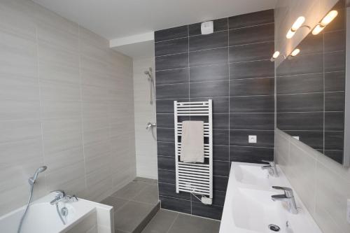 Bathroom sa Appartement Tournette - Vue Lac