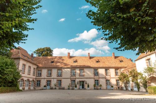 stara rezydencja z czerwonym dachem w obiekcie Château de la Cour Senlisse w mieście Senlisse