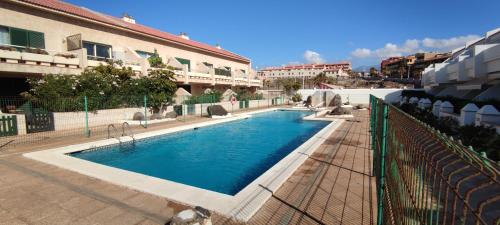 a swimming pool in the middle of a building at Balancon Playa Cabezo in El Médano