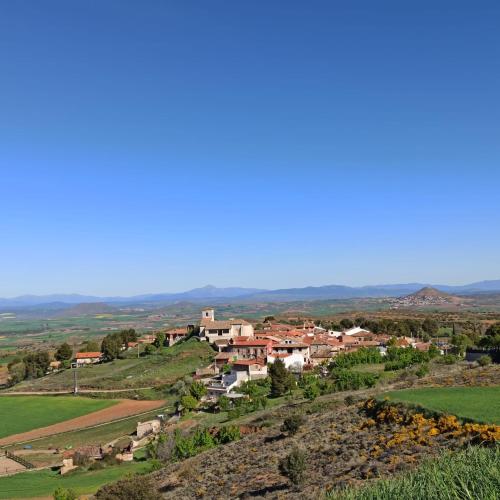 uma pequena aldeia no topo de uma colina em Los Nidos de Rebollosa em Rebollosa de Hita