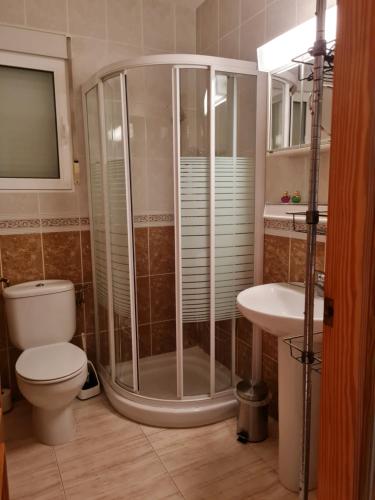 La salle de bains est pourvue d'une douche, de toilettes et d'un lavabo. dans l'établissement Casa Margarete Puerto de Mazarron, à Puerto de Mazarrón