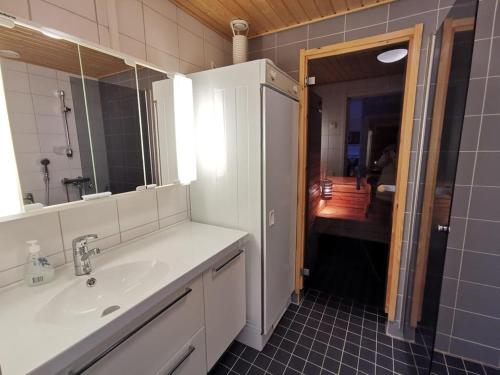 a bathroom with a sink and a mirror at Näköalahuoneisto 413 in Syöte