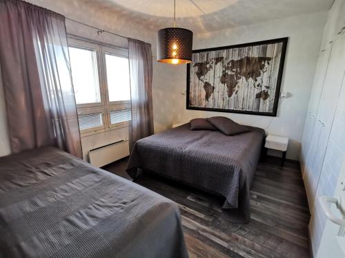 Un dormitorio con dos camas y una ventana. en Näköalahuoneisto 413, en Syöte