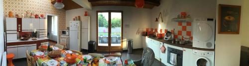Una cocina o zona de cocina en Gîte de la Coussotterie Sud Vendée 4 **** 8 pers