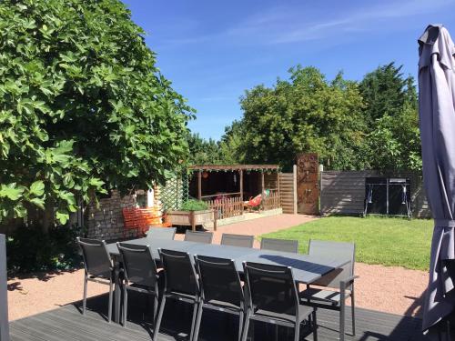 Un patio con una mesa y sillas en un patio. en Gîte de la Coussotterie Sud Vendée 4 **** 8 pers, en Sainte-Gemme-la-Plaine