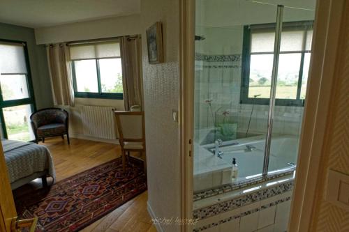 a bathroom with a bath tub and a shower at Guest house Chante vent in Douarnenez