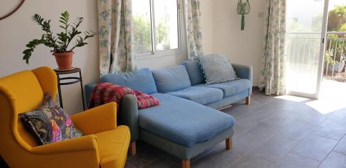 Ruang duduk di Athena and The Owl Beachside Apt