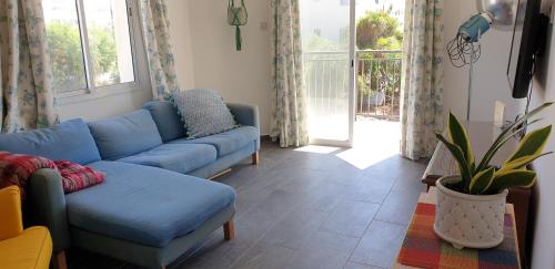 Ruang duduk di Athena and The Owl Beachside Apt