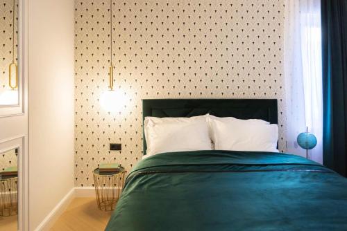 - une chambre avec un lit vert et un mur dans l'établissement Candy Cavalier Lux Zagreb Centre, à Zagreb