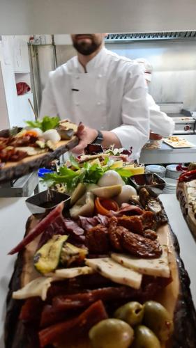 Makanan di atau berdekatan rumah tamu ini