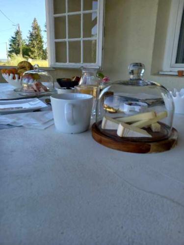 een tafel met een bord eten in een glazen schaal bij Le Colombier in Ruffey-lès-Beaune