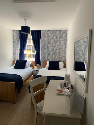 Ένα ή περισσότερα κρεβάτια σε δωμάτιο στο Crown Hotel