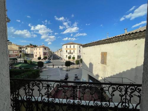 ein Blick auf eine Stadt von einem Balkon in der Unterkunft Hôtel Restaurant Le Saint Gillois in Saint-Gilles
